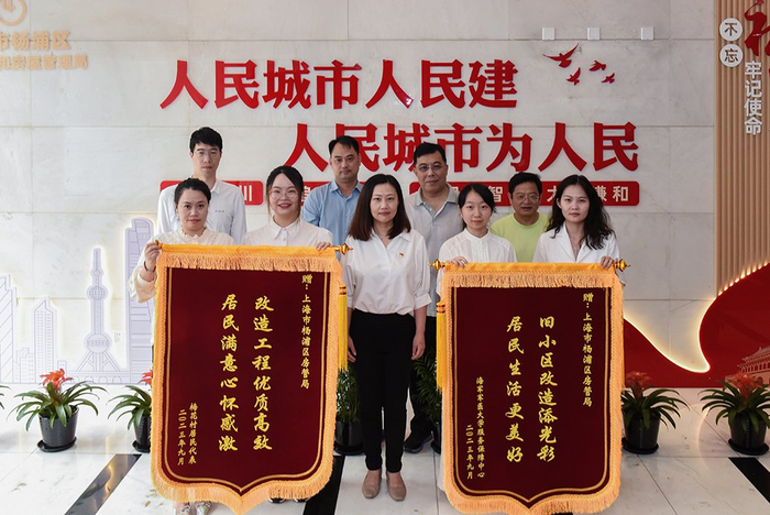 陈颖（前排左三）和团队收获多面锦旗。