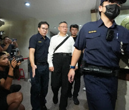 柯文哲（中）2日凌晨步出台北地方法院。图自台湾联合新闻网