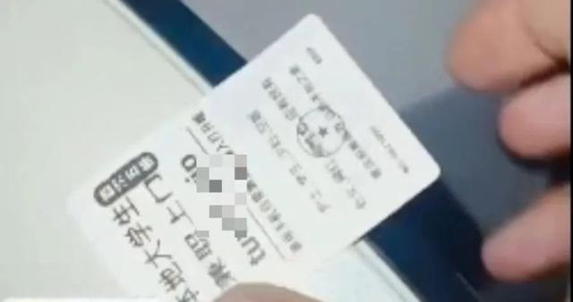 图为嫌疑人张贴在车窗上的“涉黄”贴纸。