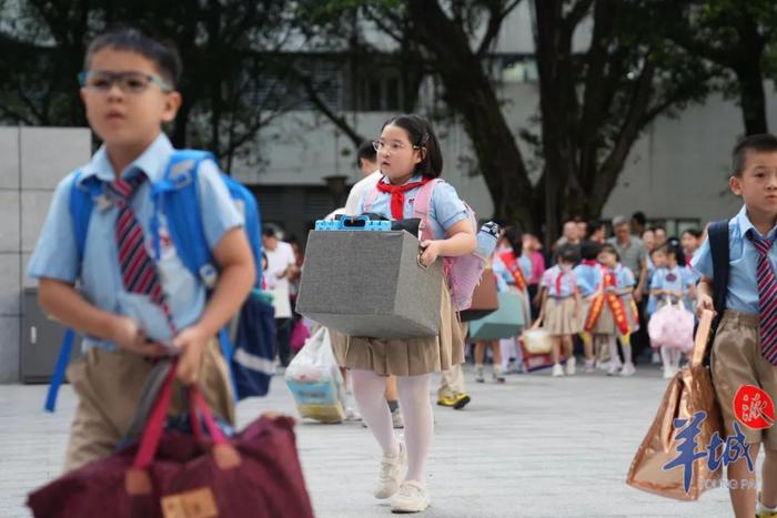 校区的老师们在学校门口迎接学生