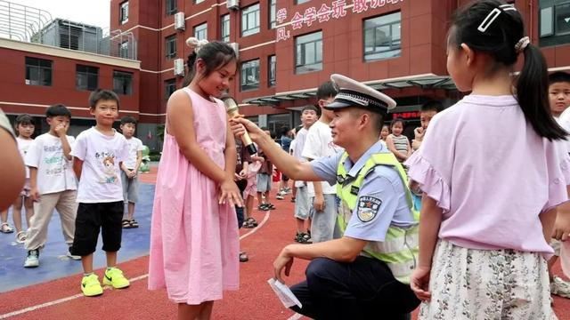 9月2日,郸城县公安局交警大队组织民警走进辖区,开展校园交通安全宣讲