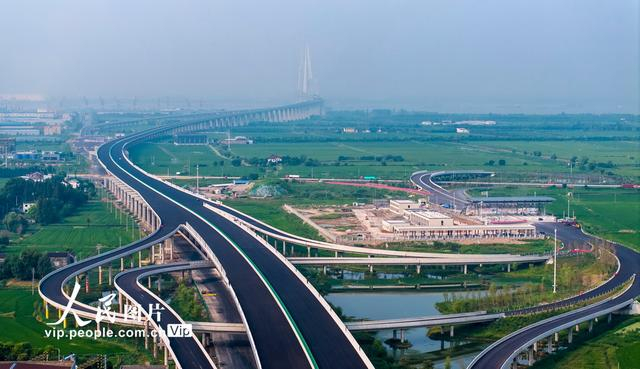 常泰长江大桥是长江上首座集高速公路,城际铁路,普通公路三种方视于