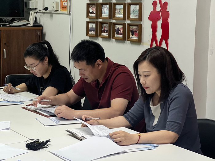 陈颖（右一）参加项目未签约户研判会。