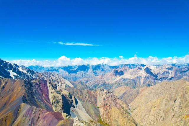 新疆阿克苏:天山山脉重峦叠嶂