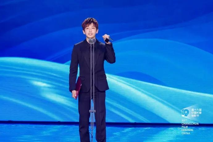 颁奖后，彭昱畅发博配文：在我30岁之前收获的最有意义的礼物，未来继续努力前行💪吕途，看，希望一直在，太阳摇起来了！