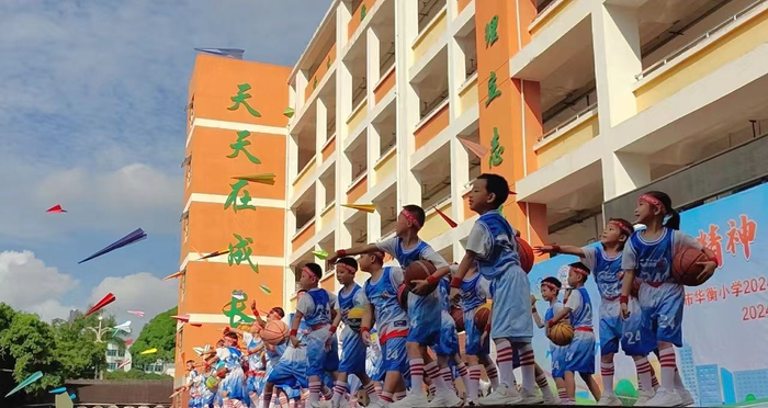 华衡小学的学生们一起放飞代表梦想的纸飞机。