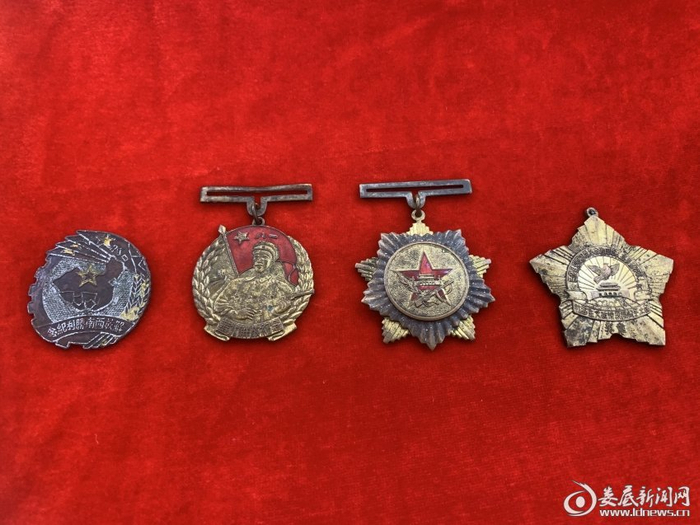 传承红色基因 革命后代向市博物馆捐赠红色文物