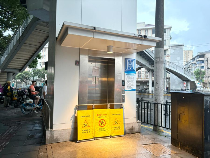 江苏北路长宁支路交叉口天桥东侧的电梯处在维修中。