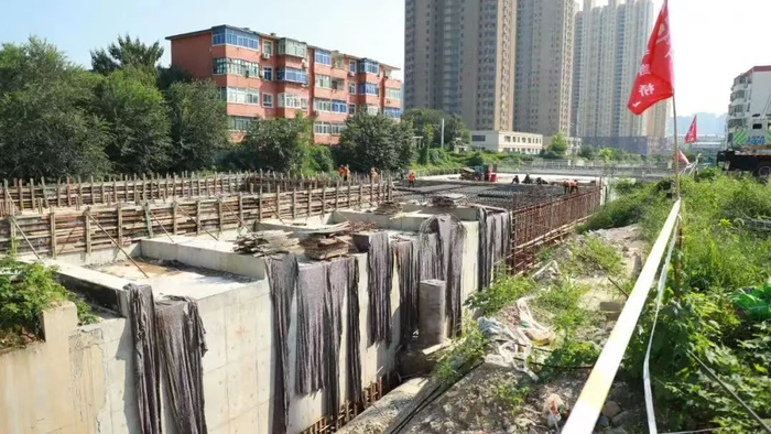 阳光大街南延工程的施工现场热火朝天。张泽皓 摄