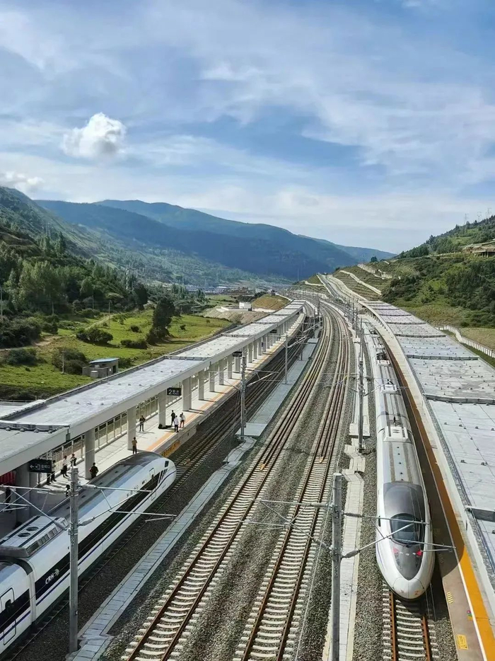 首发列车从黄龙九寨站开出。孙静 摄