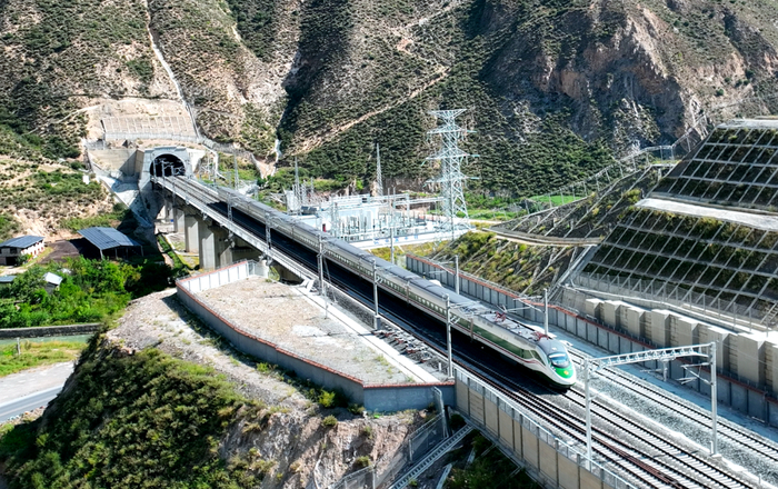 沿线设置多处封闭式屏障。程卫东 摄