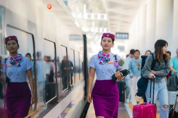 川青铁路上的藏族列车长用青初。张志力 摄