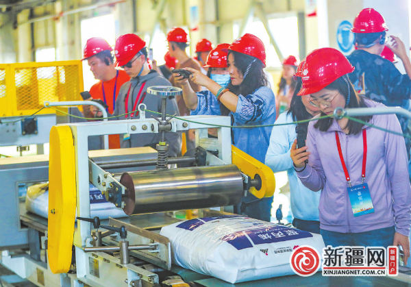 “高质量发展中国行·新疆篇”专题活动采访团在国能新疆化工有限公司聚丙烯包装车间参观。（乌鲁木齐晚报资料图片）