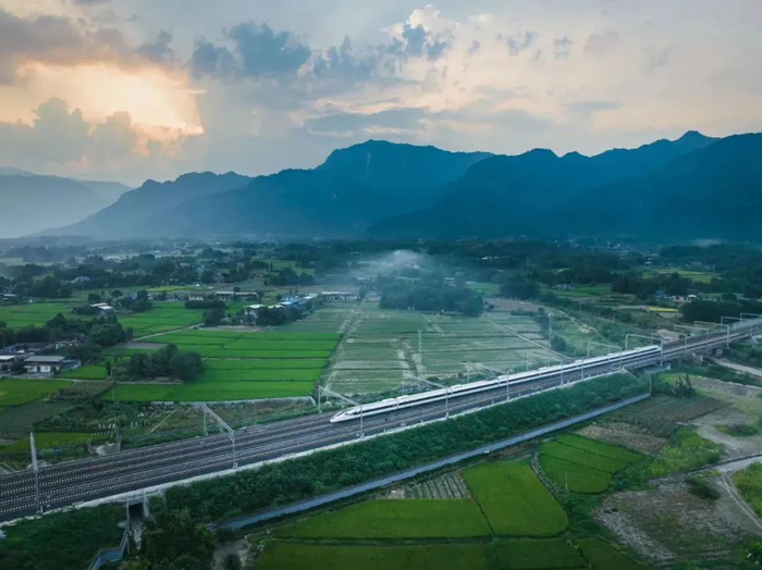 动车组列车运行在川青铁路上。袁成奇 摄
