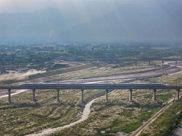 动车组列车运行在川青铁路绵远河大桥上。袁成奇 摄