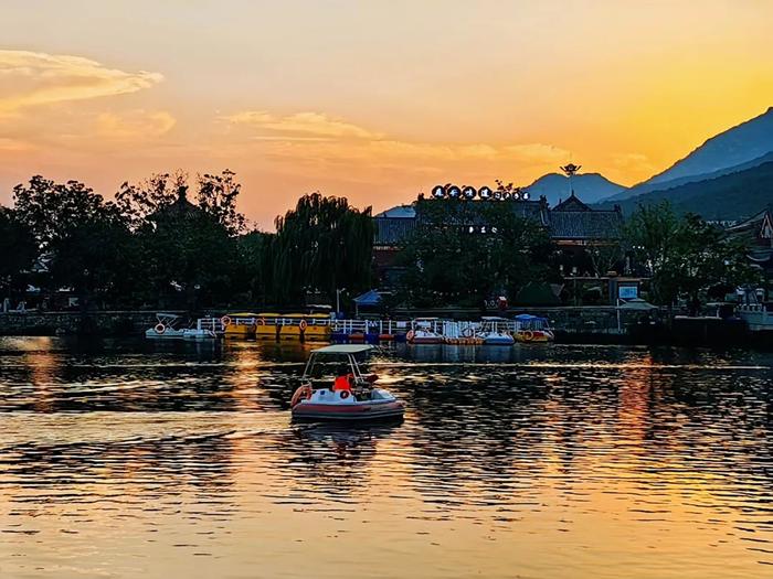 泰安虎山公园:落日余晖映晚霞 一抹夕阳美如画