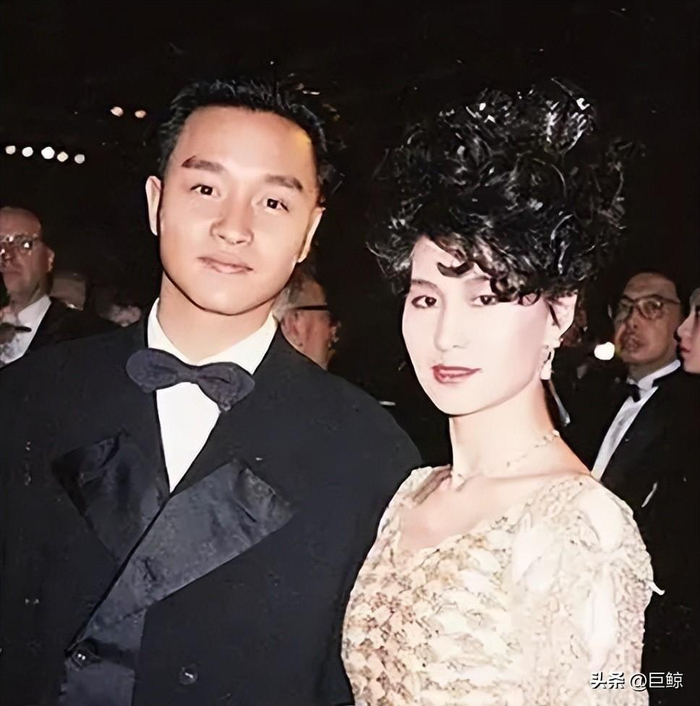 何超琼惨遭小伙揩油!现身张国荣追思会,白衣男子抚背搂肩被躲开