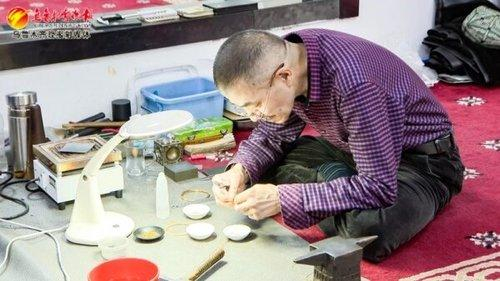 　　在新疆奥斯玛尼金银饰品加工有限公司的古法手工艺坊，金匠正打造纯手工黄金饰品。记者牟敏摄