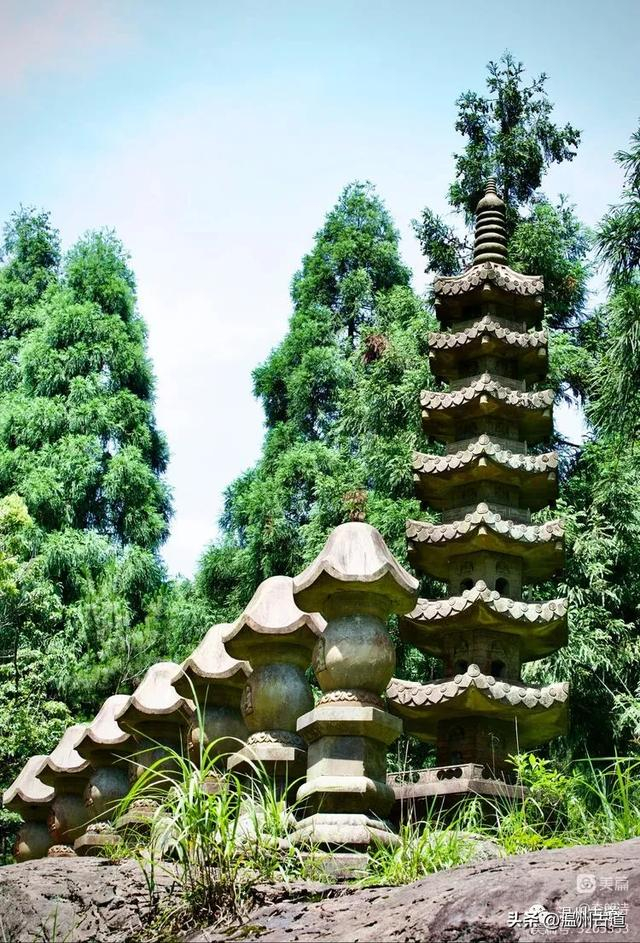 玉苍山庄前面的龙门湖.