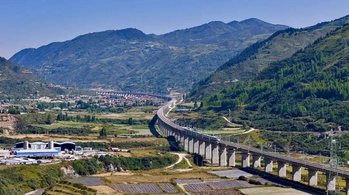 穿梭于崇山峻岭间的川青铁路。邵健 摄