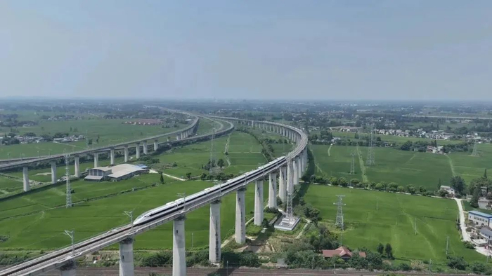 动车组列车行驶在川青铁路上。王黔川 摄