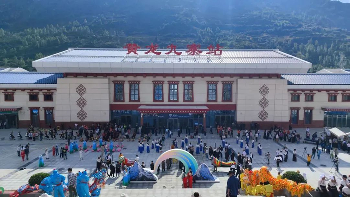 沿线各族人民群众身着盛装，载歌载舞，欢庆黄龙九寨站通车。熊能 摄