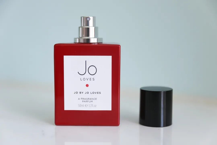 这款同样是中性香，红色瓶身和Loves字样很适合送礼，买给另一半有着很好的寓意。范主觉得这款闻起来与众不同、充满幻想，有甜甜的爱情味道，而且是小众高级的代表，走在街上极少撞香，50ml日常价890元，限时优惠价670元推荐入手~