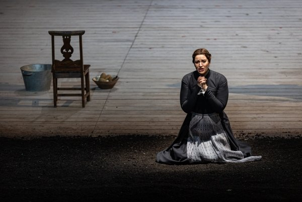 莉丝·戴维森2023年在芝加哥歌剧院演出雅纳切克歌剧《耶奴发》（Jenůfa）剧照