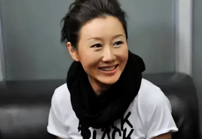 对潘蔚实在是陷得太深了,才会甘心被她牢牢掌控,不惜与前妻买红妹离婚