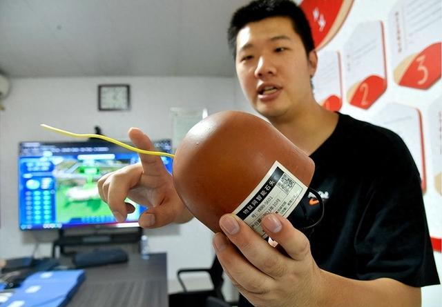 河南黄河河务局信息中心技术人员介绍“智能石头”