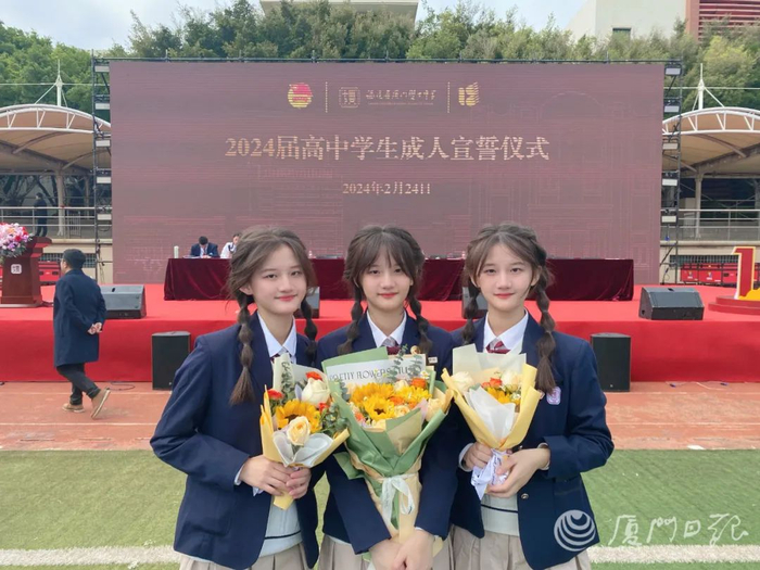 今年2月，三姐妹参加学校组织的成人宣誓仪式合影