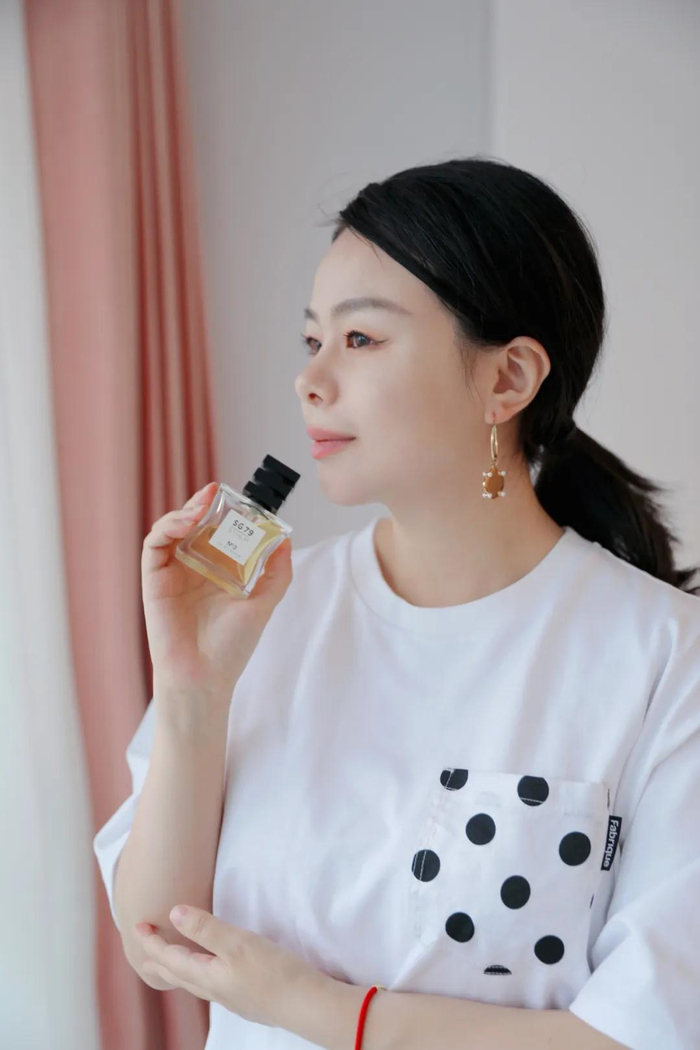 礼盒不仅包装精美，三款香水送礼也很凸显独到心意，送给心爱的她一定能戳中她的心~套装价格也很划算，划线价870元，折后价格698元。