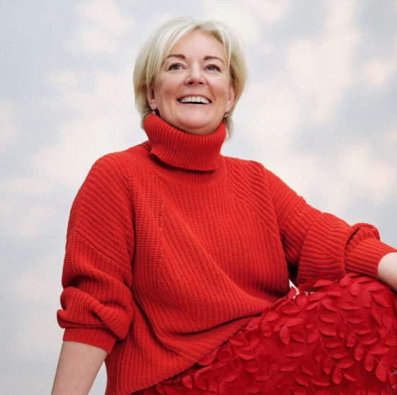 而JO LOVES品牌诞生于2011年的英国伦敦，是JO MALONE CBE癌症康复、嗅觉恢复后一手创办的高定香氛品牌，全世界取材，以天才般的嗅觉从美好回忆中寻找到对应的香料，调配出独一无二的闻香感受。层次丰富，留香持久，更不易踩雷的小众沙龙香。