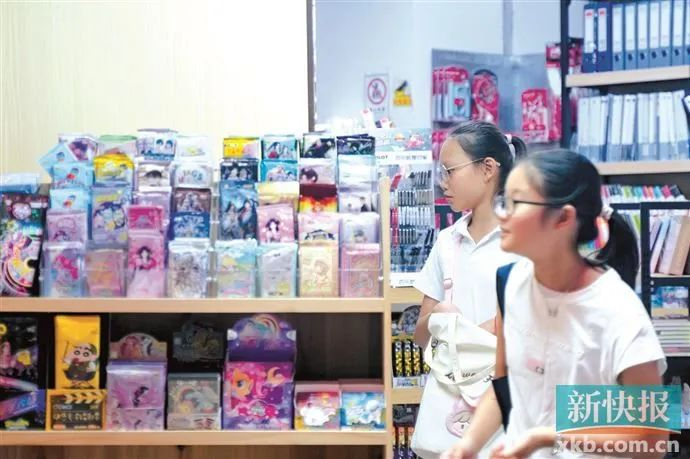 海珠区一家文具店内，小朋友正在购买卡牌盲盒。