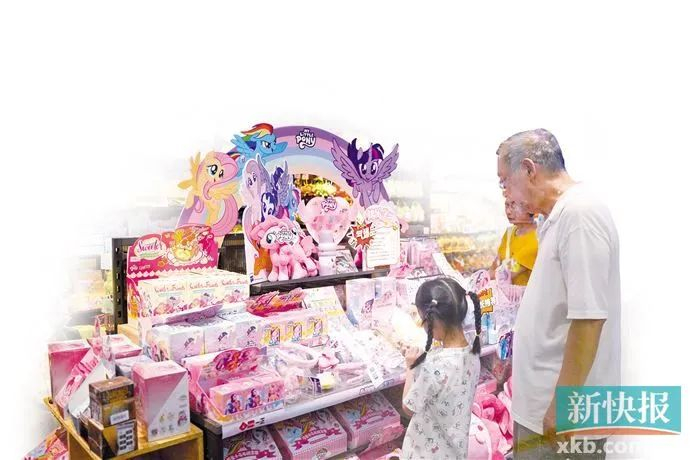 天河区一家商超内，小朋友带着爷爷奶奶来购买卡牌盲盒。