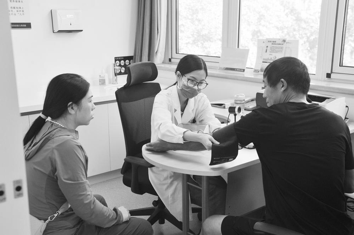 　　在市人民医院范西路院区健康管理中心，医生正在为前来体检的市民量血压。    本报记者 郄磊 摄
