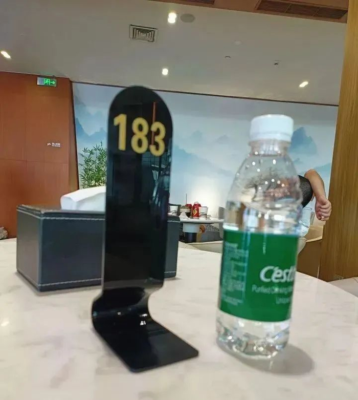 商务候车厅的候车牌