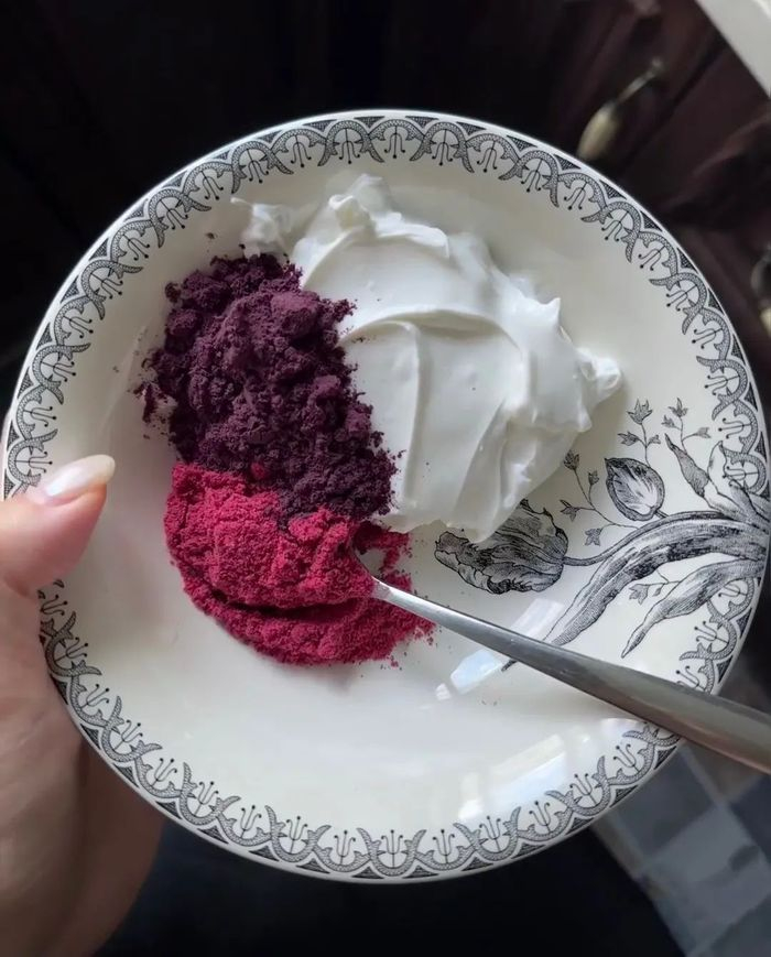 自制的莓粉酸奶碗 图源：小红书