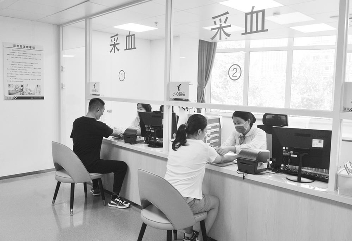 　　在市人民医院范西路院区健康管理中心，市民正在采血。  　　本报记者 郄磊 摄