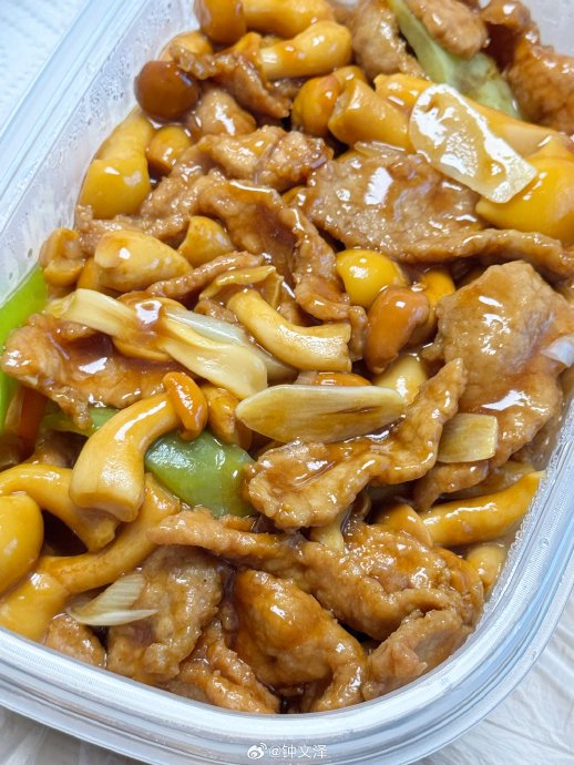 葱爆羊肉非常好吃,有浓郁的羊肉香味却不膻,一大筷子夹满大葱和羊肉