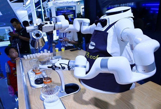     8月29日，贵阳，2024中国国际大数据产业博览会上，一款AI+咖啡大师机器人在冲泡咖啡。视觉中国供图