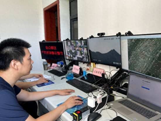 图为在璧山区森林防火监测预警中心，工作人员正在监控林区火险情况。璧山区供图