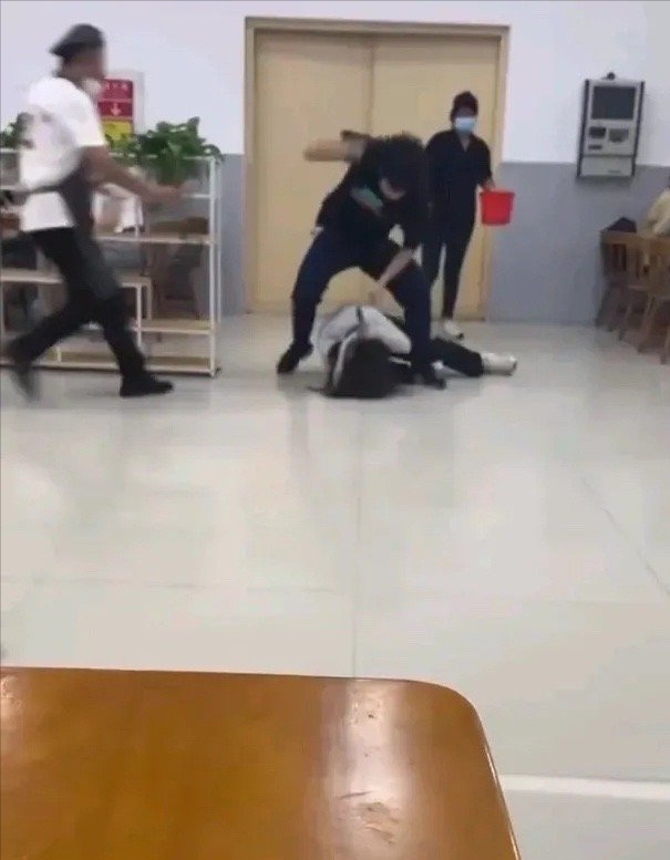 江苏师范食堂事件:男生挥拳暴打女生,打人原因曝光,学校回应