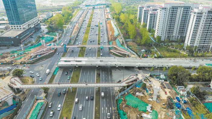     三环路成致路段施工现场