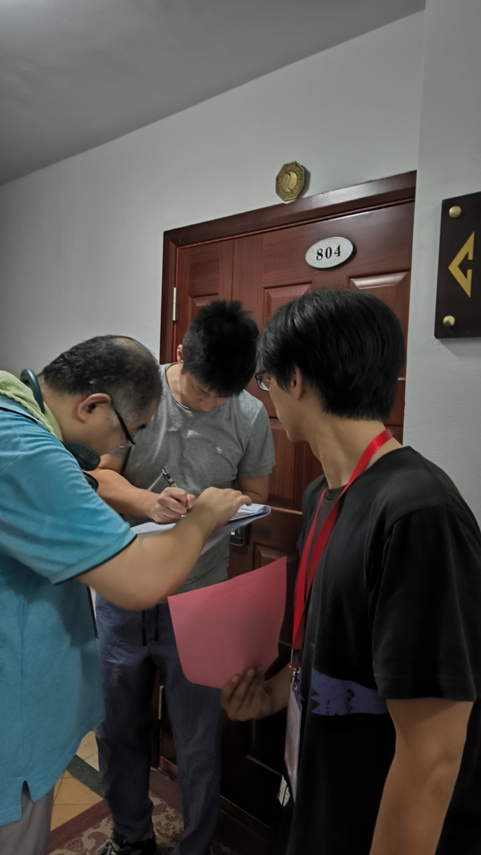 7月下旬，由楼组长、居委干部、街道社工、小区业主组成小组，上门送达表决票。