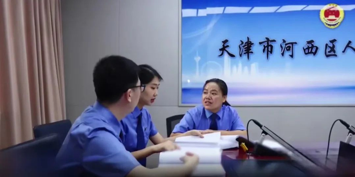男子网恋四年转账100余万，怎料女友竟是已婚发小