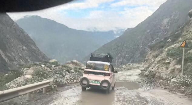 穿越丙察察公路。图/视频截图