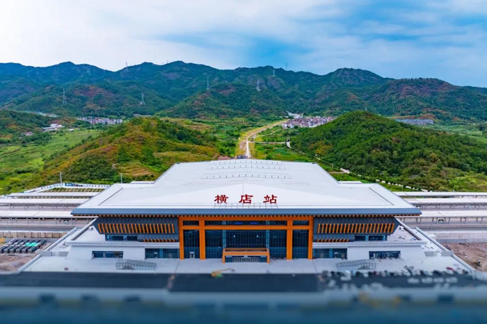 横店站外景。（图源：中国铁路）