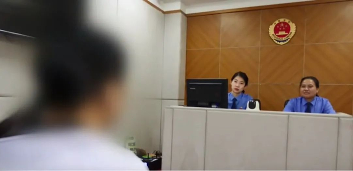 男子网恋四年转账100余万，怎料女友竟是已婚发小