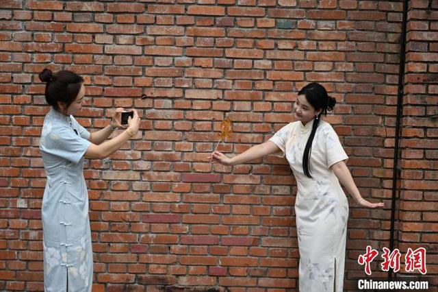 图为游客在拍照。中新社记者 于海洋 摄 